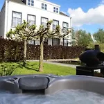 Gardenhouse With Private Jacuzzi & Private Sauna Шале
