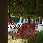 Gardenhouse With Private Jacuzzi & Private Sauna Шале *